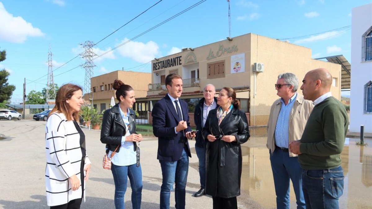 Parte de la corporación municipal, encabezada por el alcalde , Alfonso García ha acompañado a Carmen Crespo en su visita a Vera.