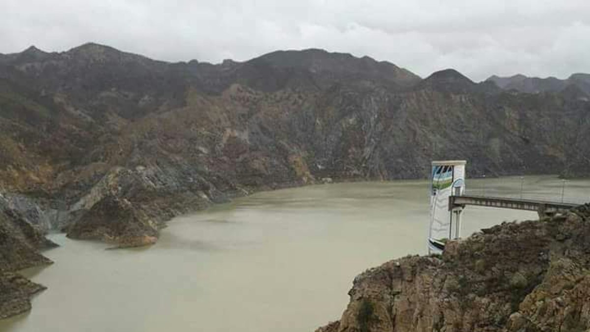 La presa de Cuevas del Almanzora ha recibido agua después de muchos meses.