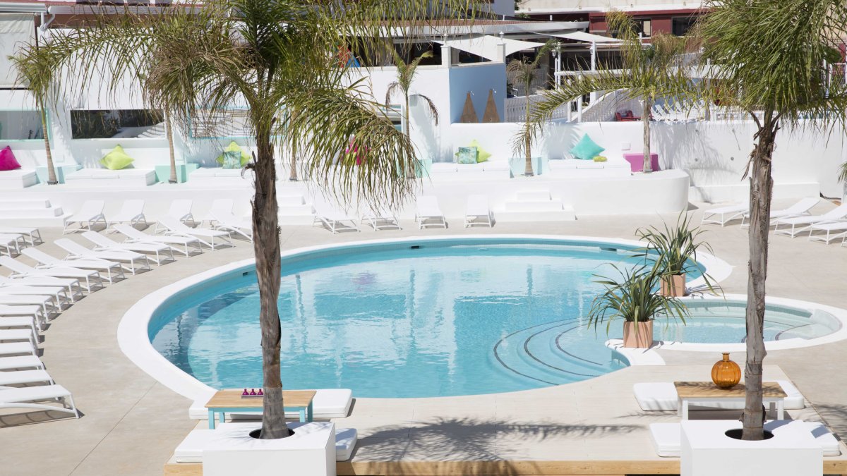 Hotel de cuatro estrellas, Beach Star Ibiza, en la bahía de San Antonio.