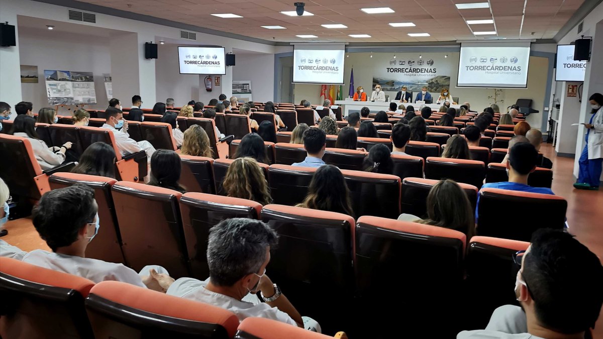 El hospital ha dado la bienvenida a los residentes en el salón de actos.