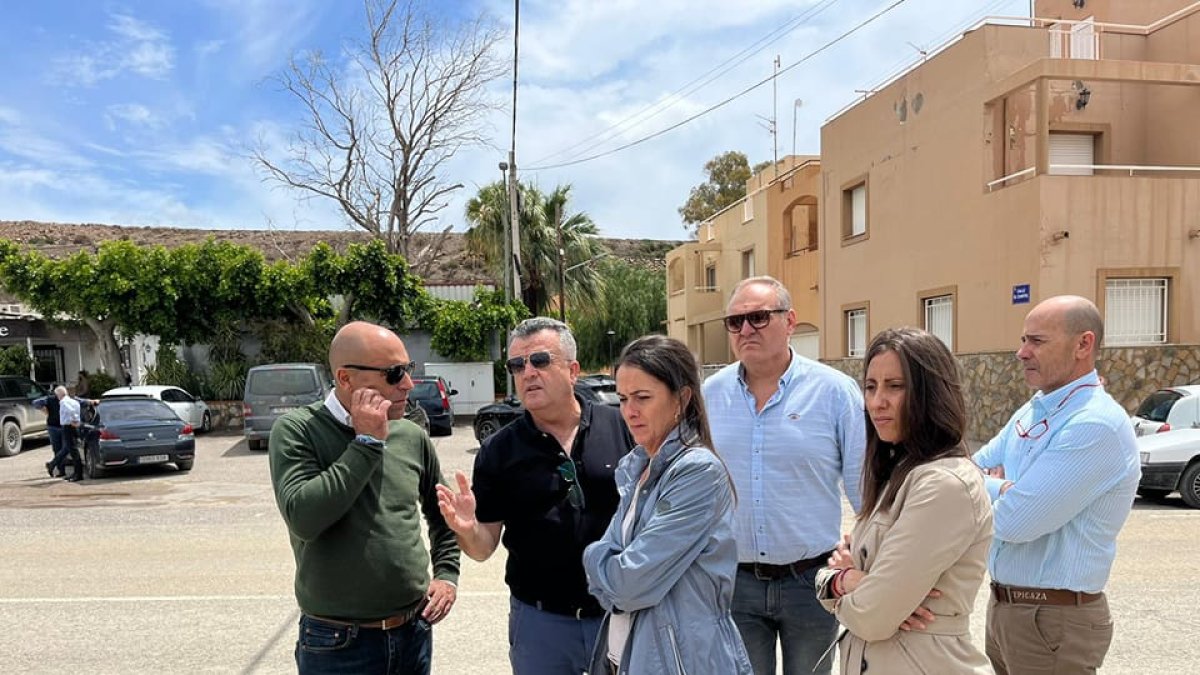 Las autoridades visitaron los lugares afectados por las lluvias para evaluar los daños.