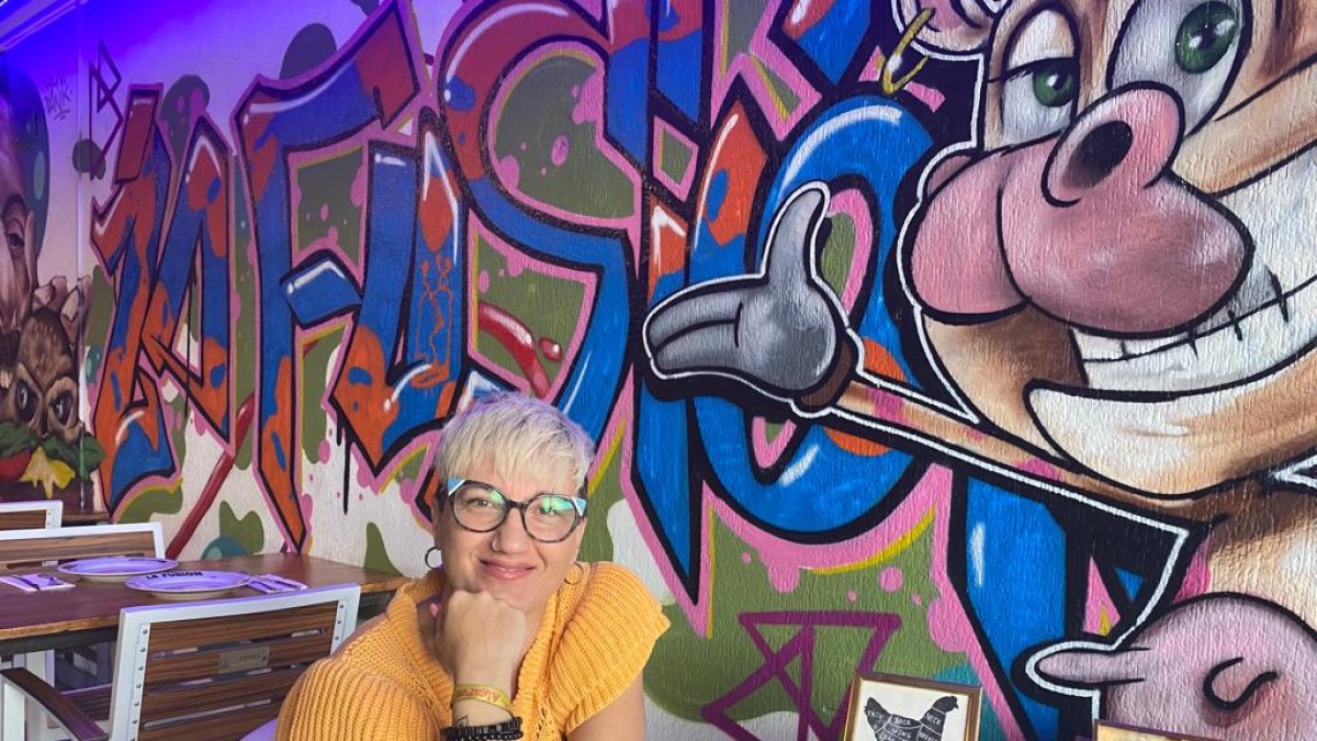 Estefanía, propietaria de ‘La Fusión’, en el local que regenta