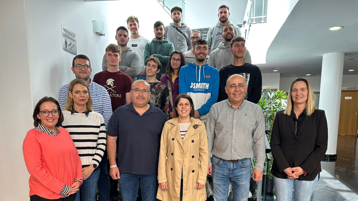 El alcalde y la concejal de promoción económica junto a parte de los vecinos beneficiados.