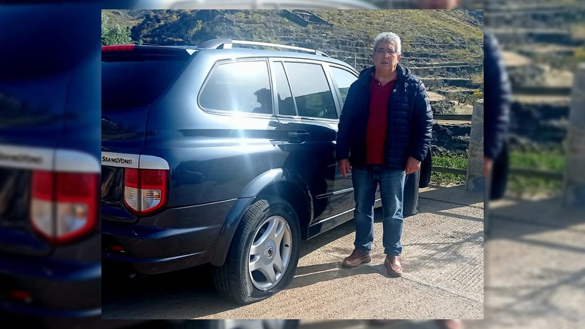 El candidato de Olula de Castro junto a su vehículo.