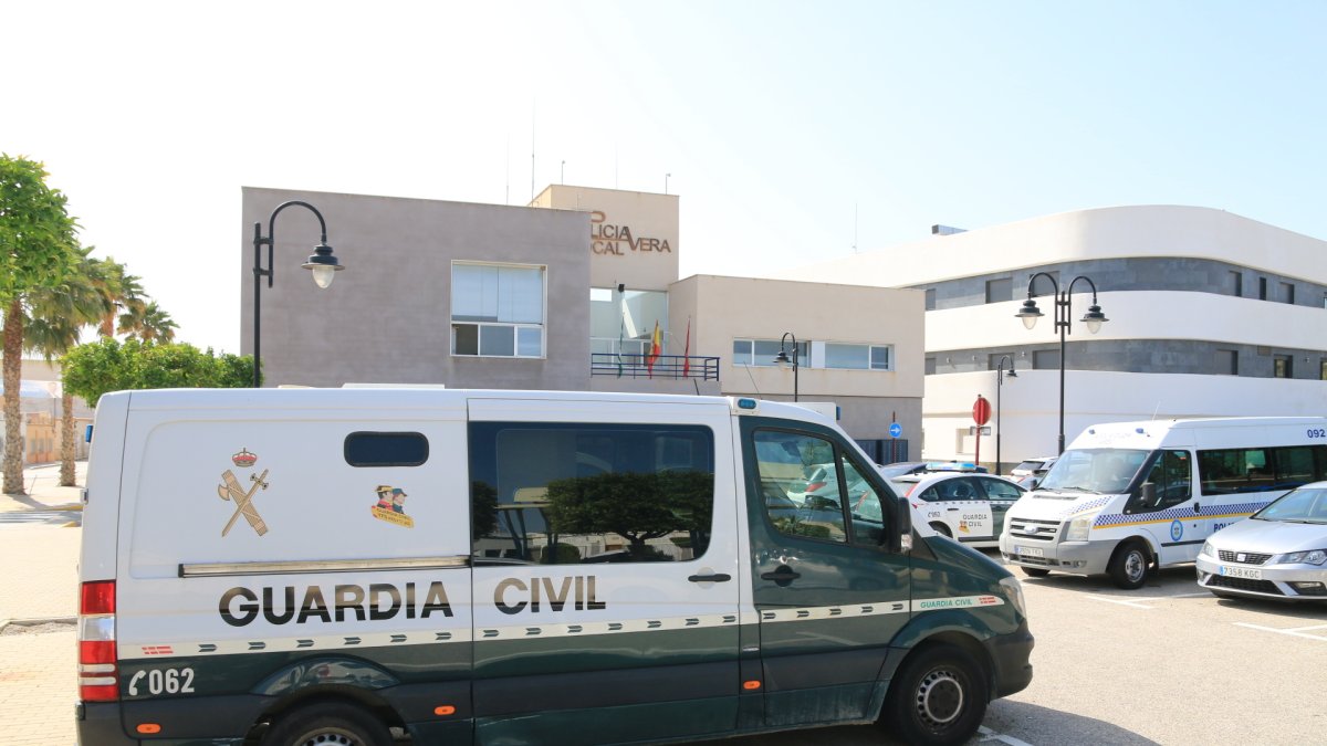 Cuartel de la Policía Local de Vera donde están encerrados los investigados  a la espera de pasar a disposición judicial.