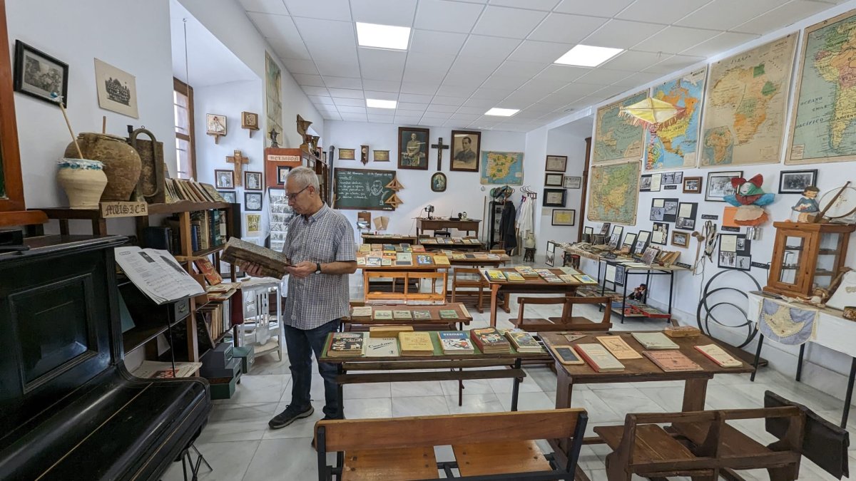 Hilario Castro, ojea uno de los libros más antiguos de la colección del Museo Escuela de los años 50.