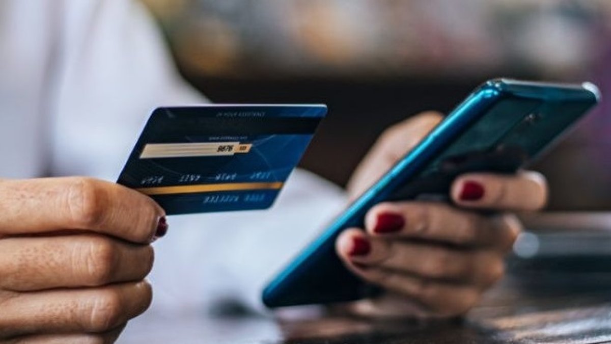 Imagen de archivo de una compra con tarjeta de crédito por internet.