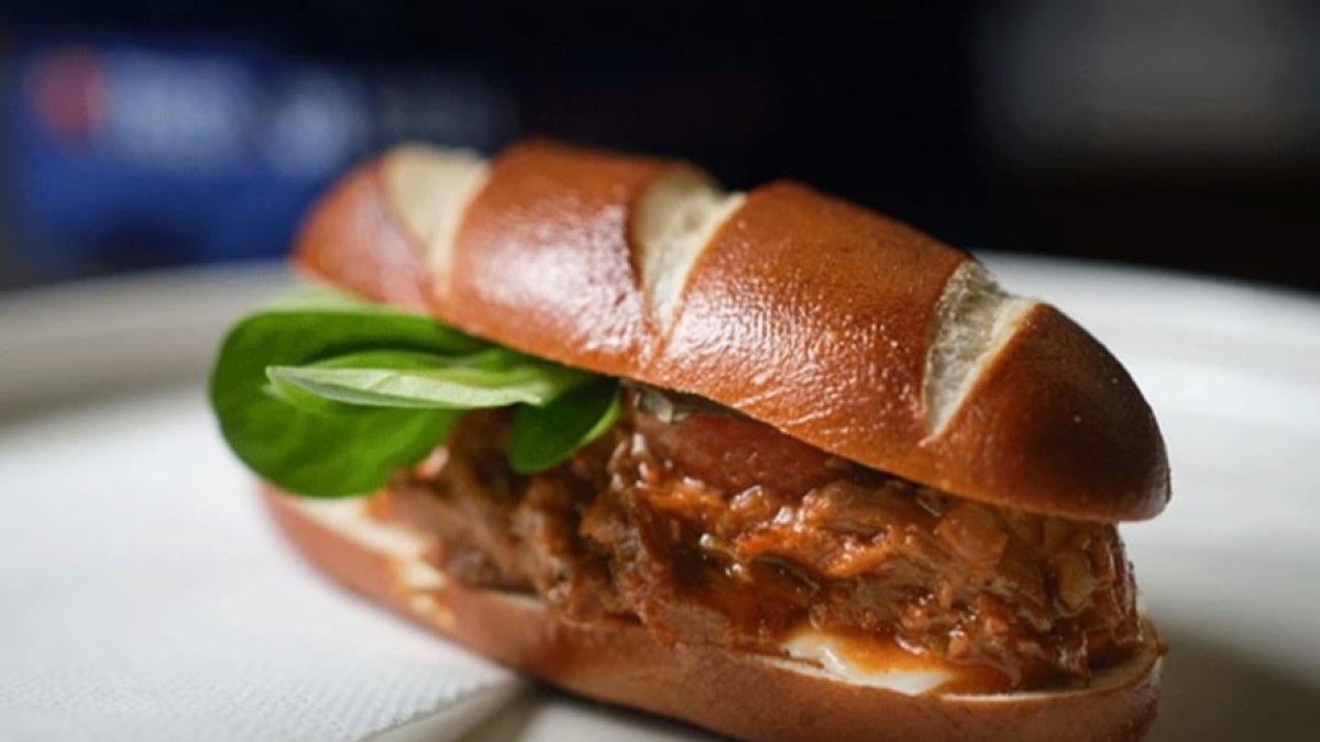 \'De cabra va la cosa\', el bocadillo del chef abderitano.