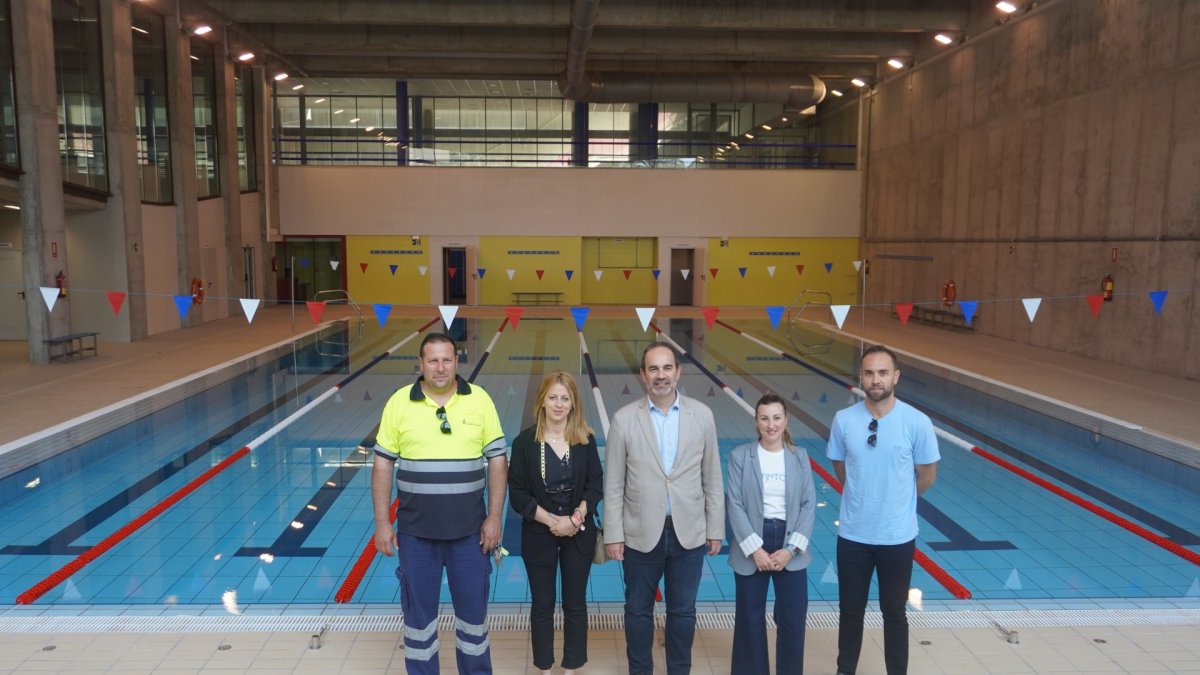 El alcalde de Carboneras, José Luis Amérigo Fernández, junto a representantes de la nueva adjudicataria de los servicios deportivos de la piscina