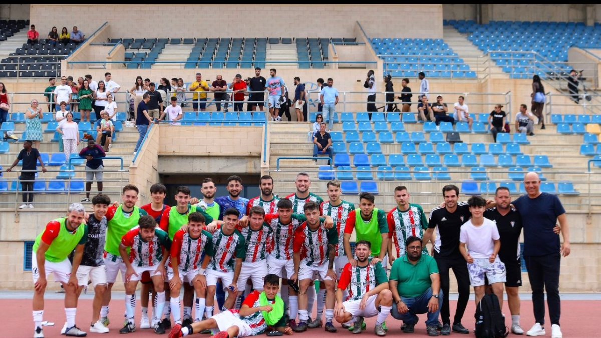Fiesta tras conseguir el ascenso en el Antonio Peroles, en Roquetas de Mar.