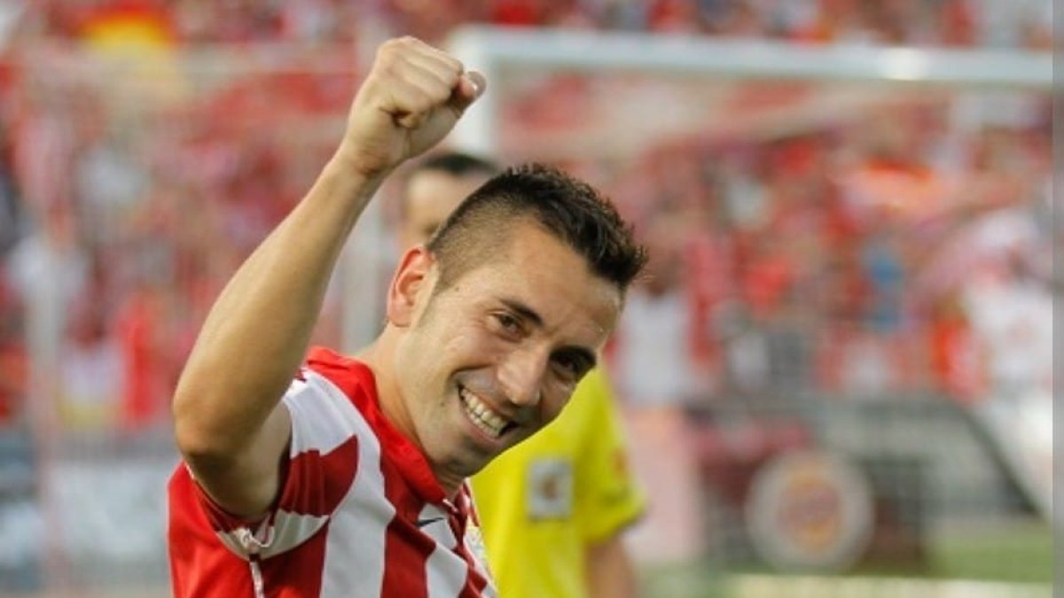 Charles celebando uno de sus goles con el Almería.