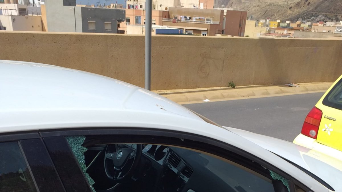 Un vehículo con la ventanilla rota.