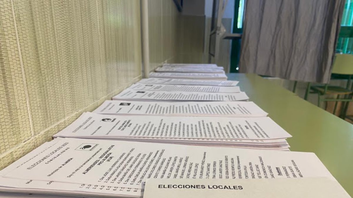 Papeletas preparada en un colegio electoral de Almería capital.