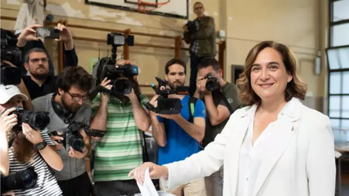 Ada Colau ejerce su derecho a voto este domingo en Barcelona.