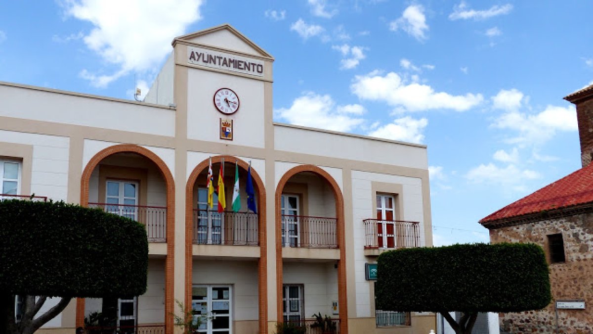 Fachada del Ayuntamiento de Enix.