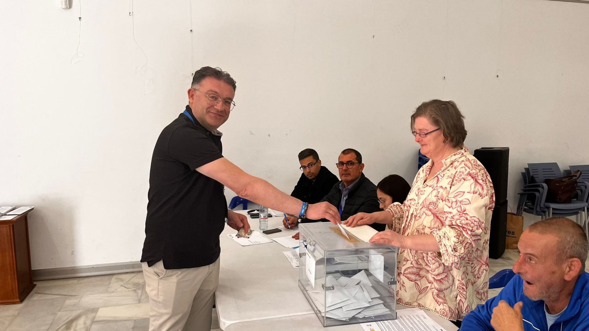 José Carlos Lupión depositando su voto en Berja.