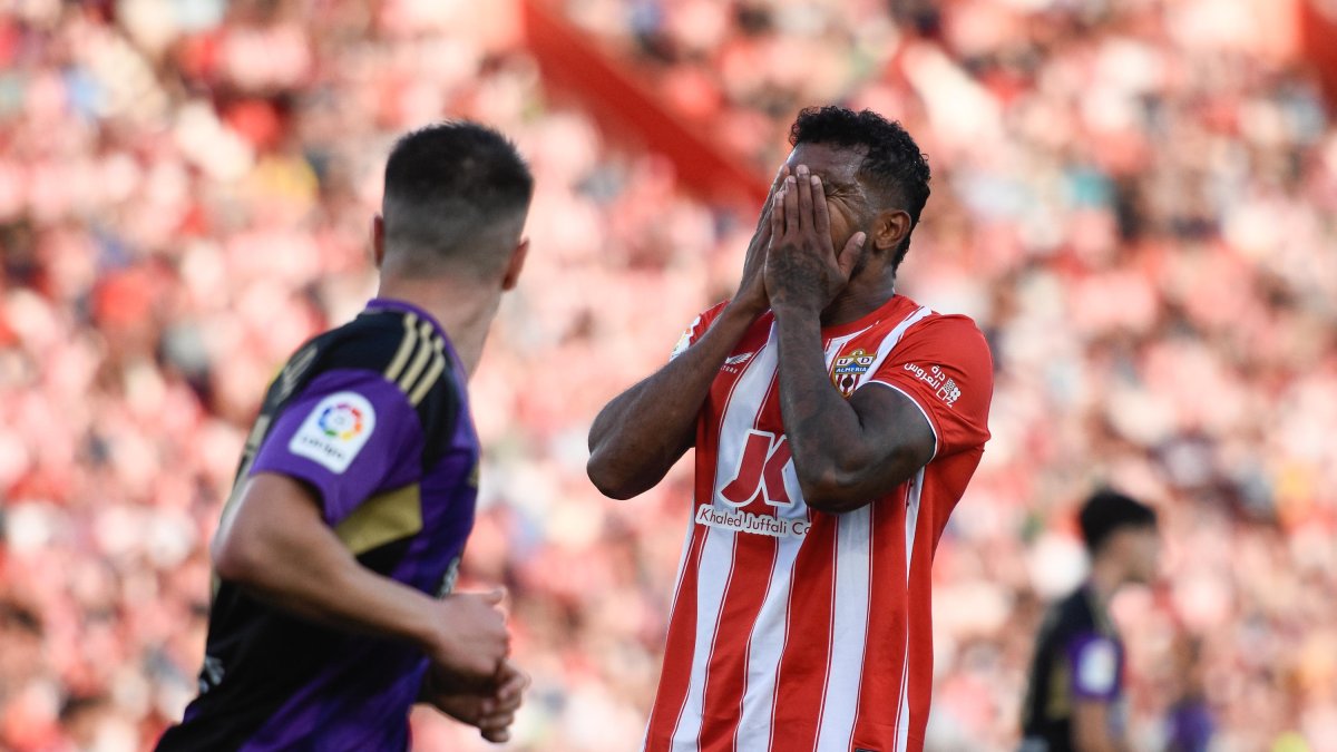 Dyego Sousa lamentándose de una nueva ocasión en la segunda parte.