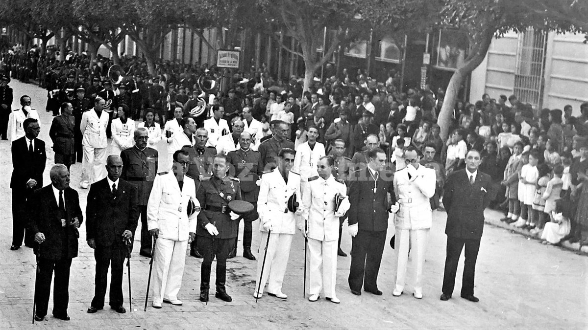 Manuel García del Olmo, en el centro de la imagen, de blanco, en una procesión por el Paseo.