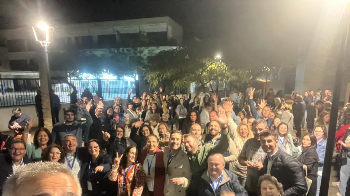 Antonio Martínez Pascual celebra la victoria junto a los vecinos.