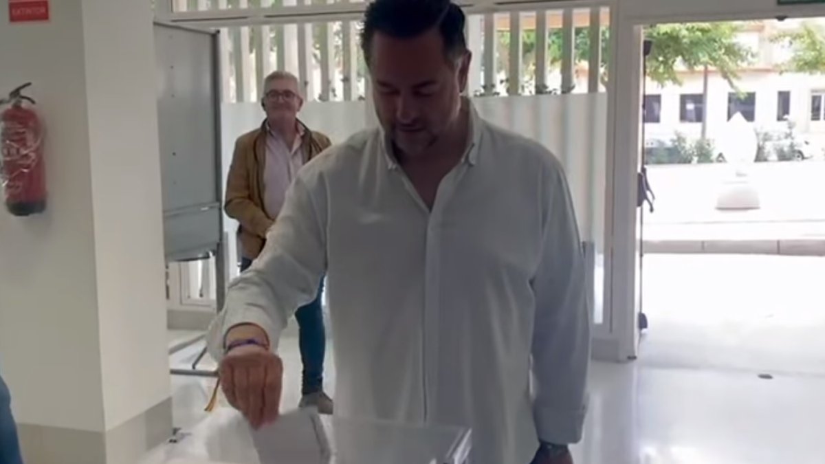 Raúl Martínez ejerciendo su derecho al voto en las municipales este 28 de mayo.