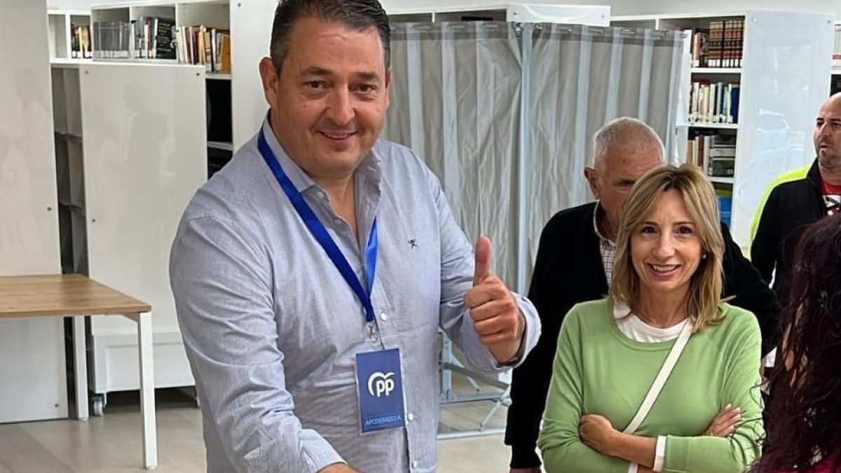 José Juan Martínez ejerciendo su derecho a voto en las municipales de 2023.