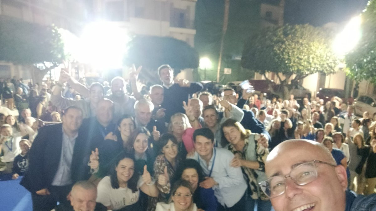 El alcalde y candidato del PP, Domingo Fernández, celebrando ayer los resultados.