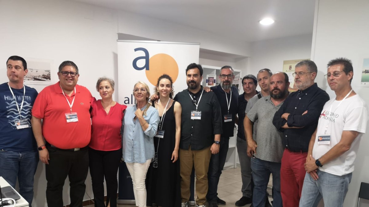 José Luis Herrera, junto a otros miembros de la lista de Almerienses y simpatizantes en la sede del partido, este domingo.