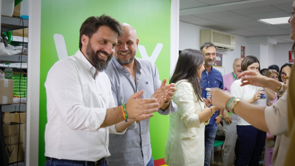 Rojas aplaude junto al parlamentario andaluz Rodrigo Alonso.