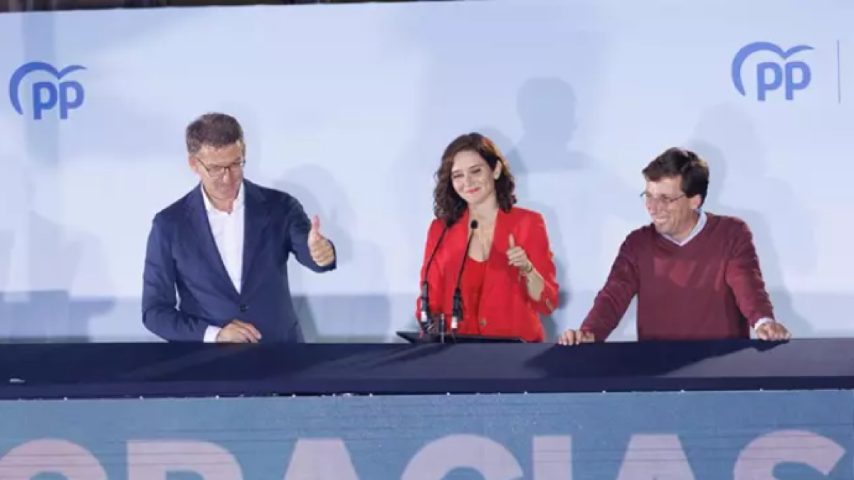 Ayuso junto con Almeida y Feijóo en Génova.