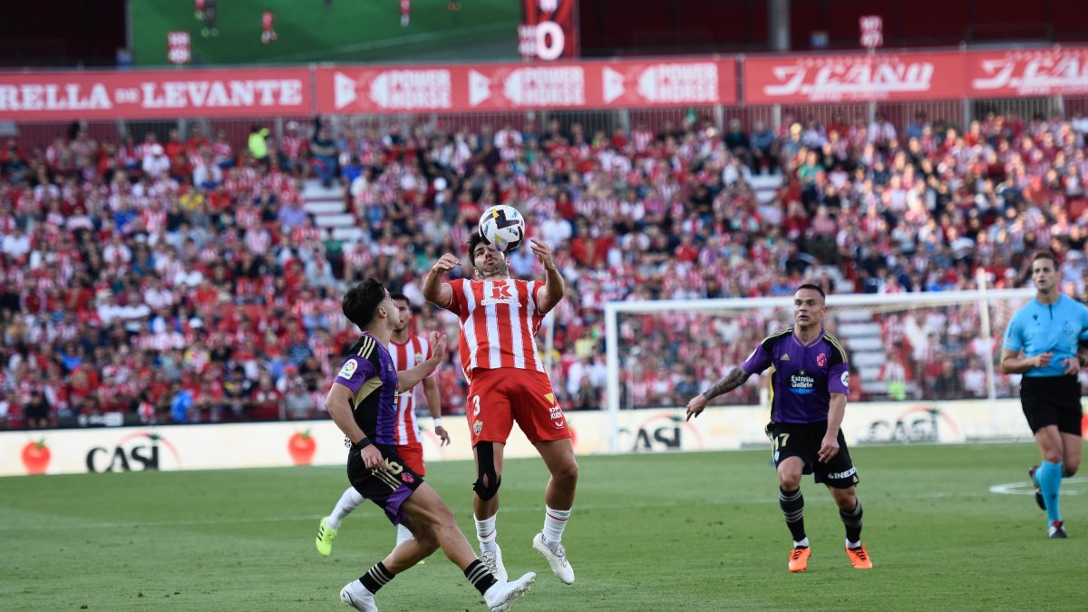 Gonzalo Melero intenta controlar la pelota en el Almería-Valladolid.