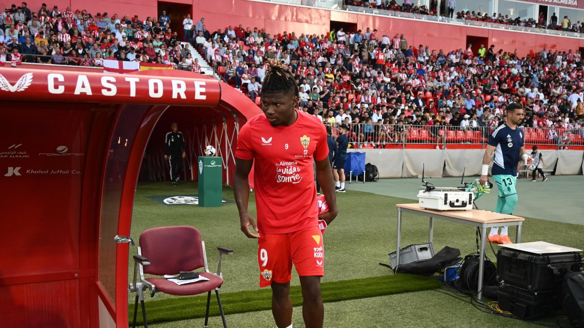 Touré rumbo al banquillo del Almería antes del partido ante el Valladolid.