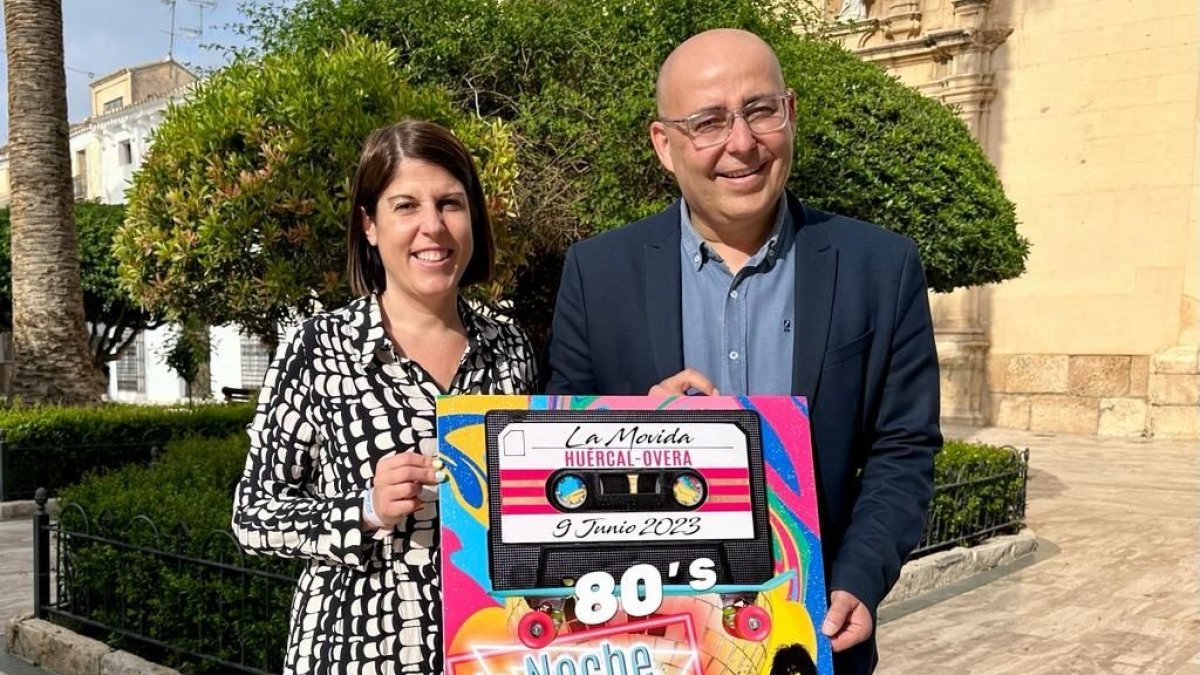 Mónica Navarro, concejal de Promoción Económica junto a Domingo Fernández, alcalde de Huércal-Overa presentan la nueva edición de la Noche en