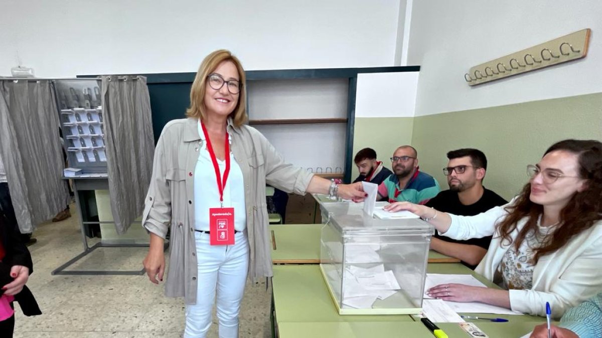 Esperanza Pérez, votando este domingo en Níjar.