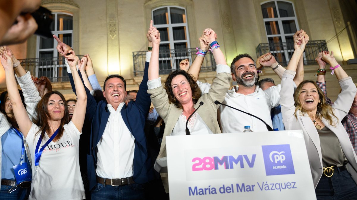 Los populares celebran su rotunda victoria de este 28M en la Plaza de la Catedral