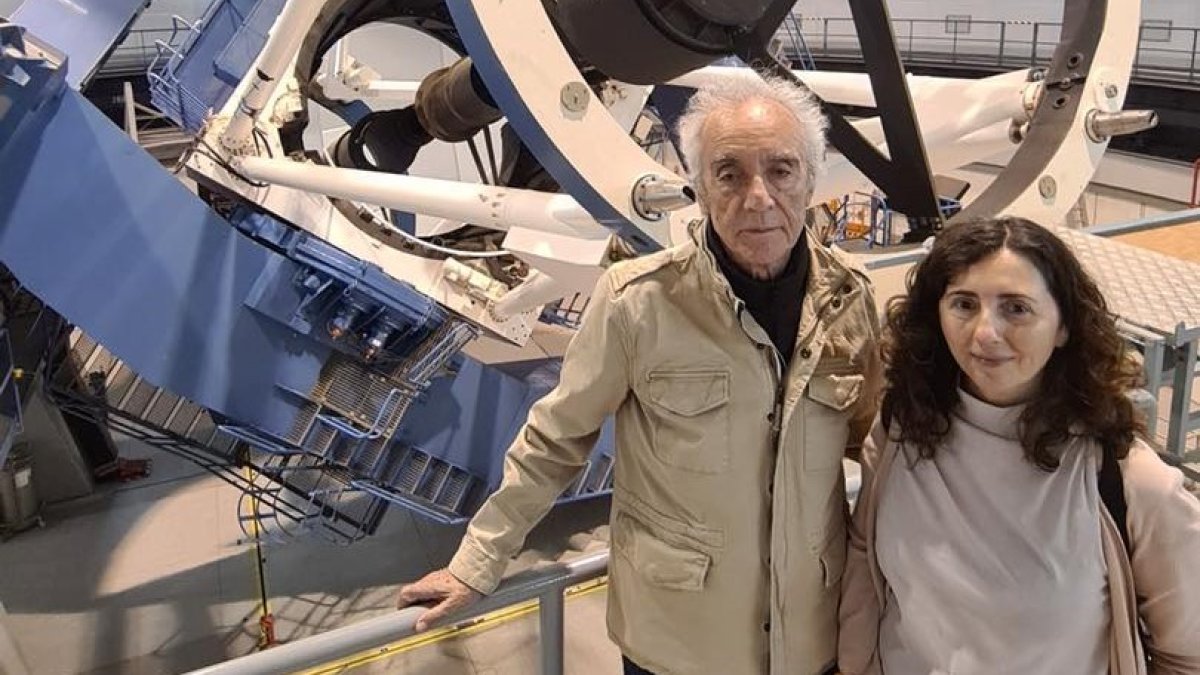 El escritor y periodista Juan José Millás, junto a la periodista Paqui Ramos.