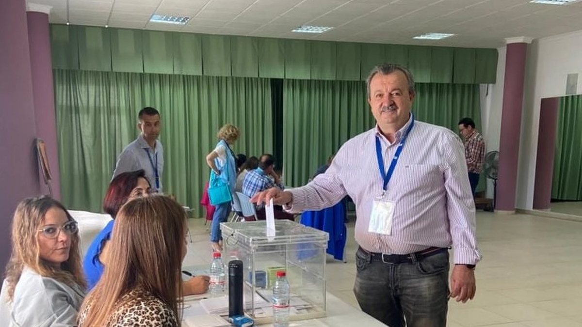 El alcalde electo, Juan Pedro García, del PP, en el momento de votar este domingo