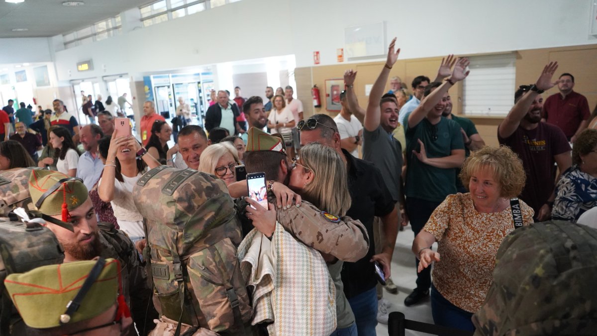 Recuentro con familias y amigos en el Aeropuerto de Almería