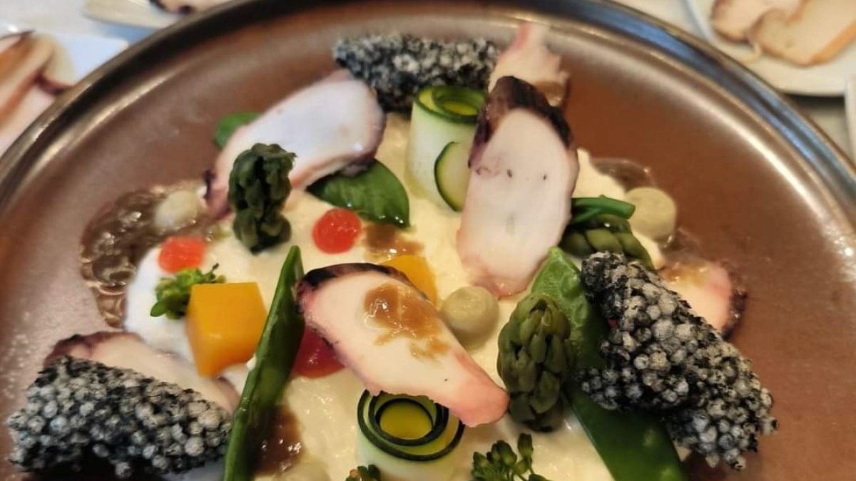 Pulpo seco Mar de Adra con un delicatessen stracciatella de verduras mediterráneas y garum.