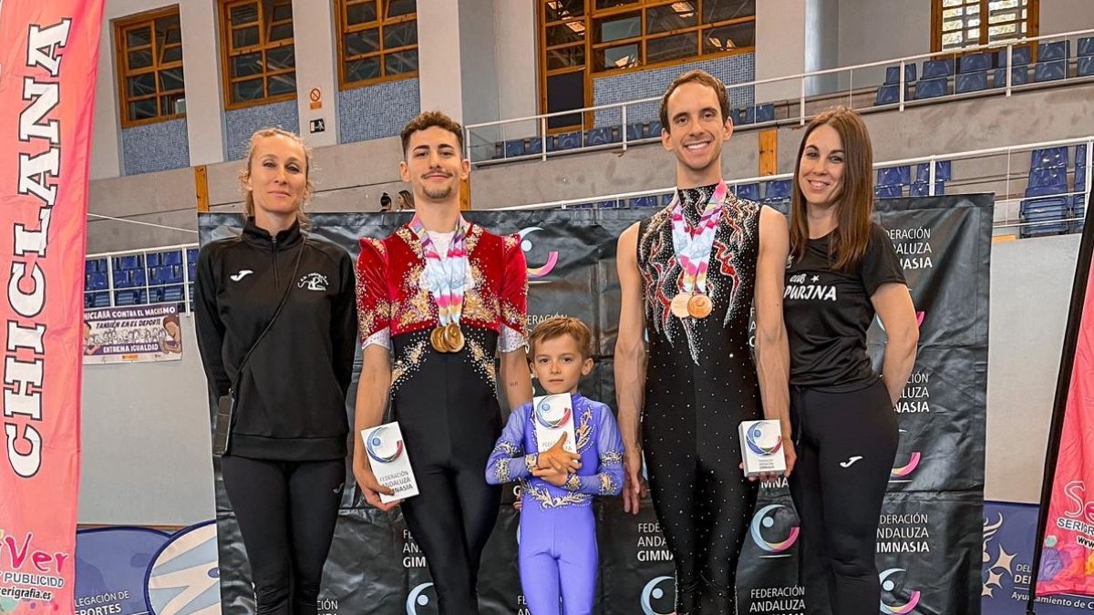 Iván Fernández y Daniel Blanes con sus entrenadoras.
