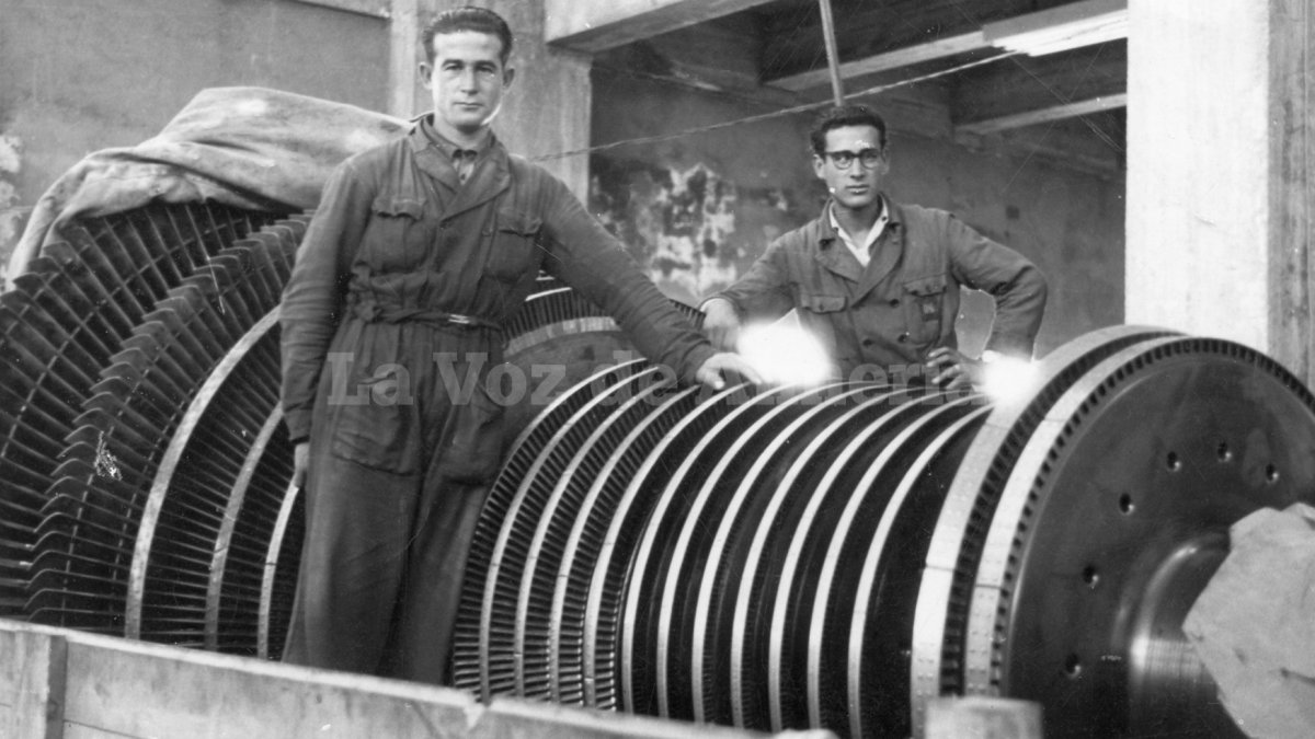 La construcción de la Central Térmica del Zapillo y su maquinaria llegó a reunir a más de 600 obreros en el invierno de 1957.