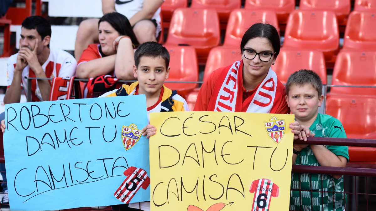 Los seguidores más jóvenes del Almería esperan la permanencia del equipo.