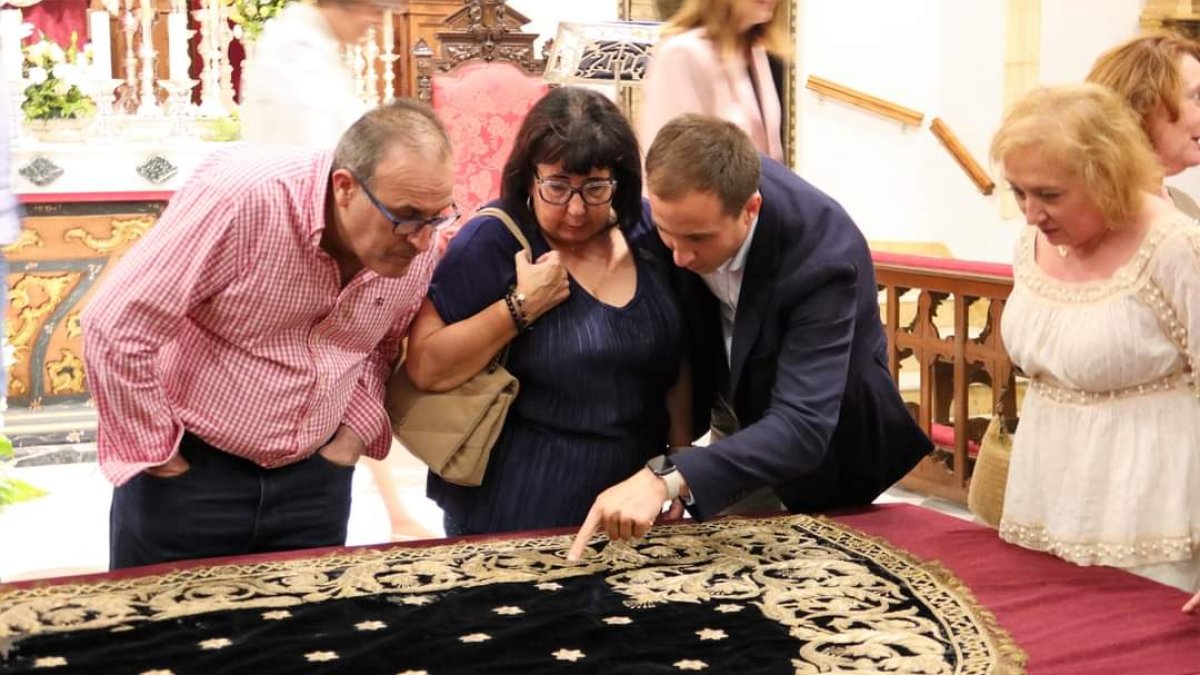 Los veratenses descubren los descubrimientos inéditos del manto de coronación de la Patrona.
