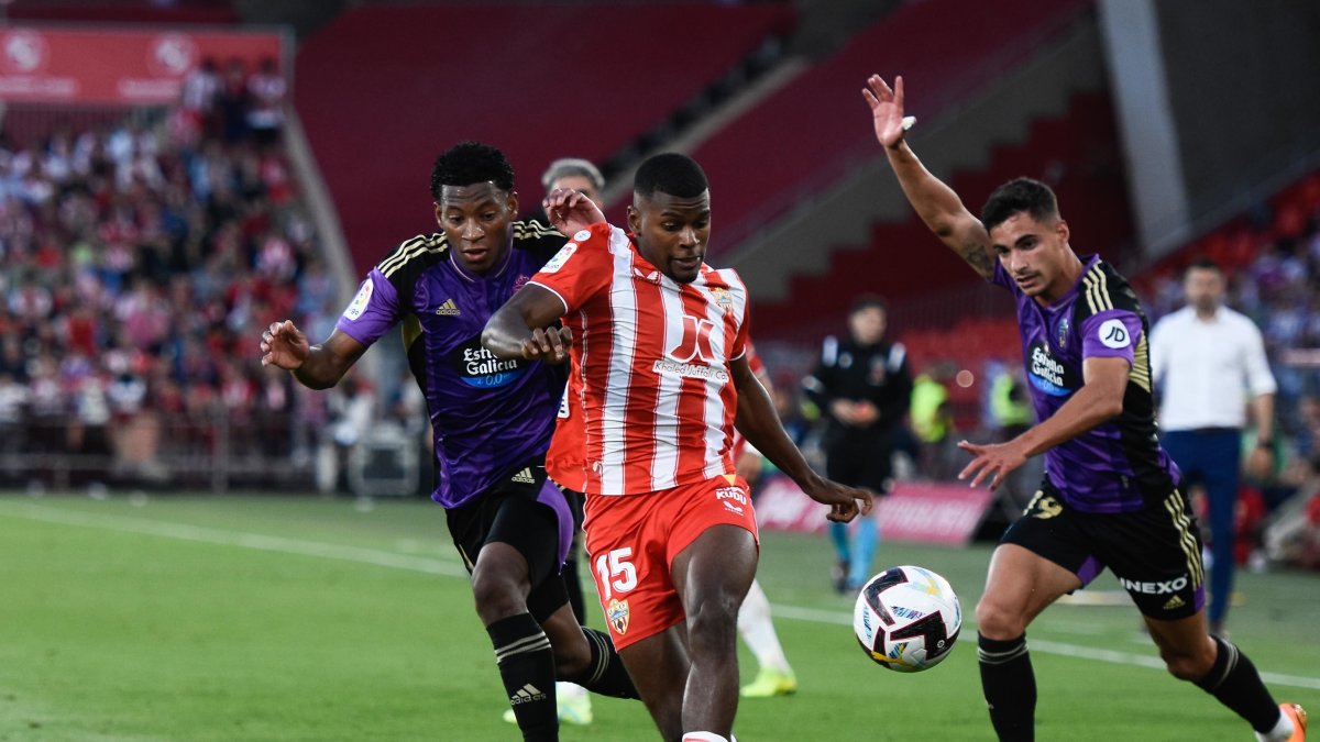 Sergio Akieme acepta su nuevo rol, ya que Álex Centelles le ha quitado la titularidad.