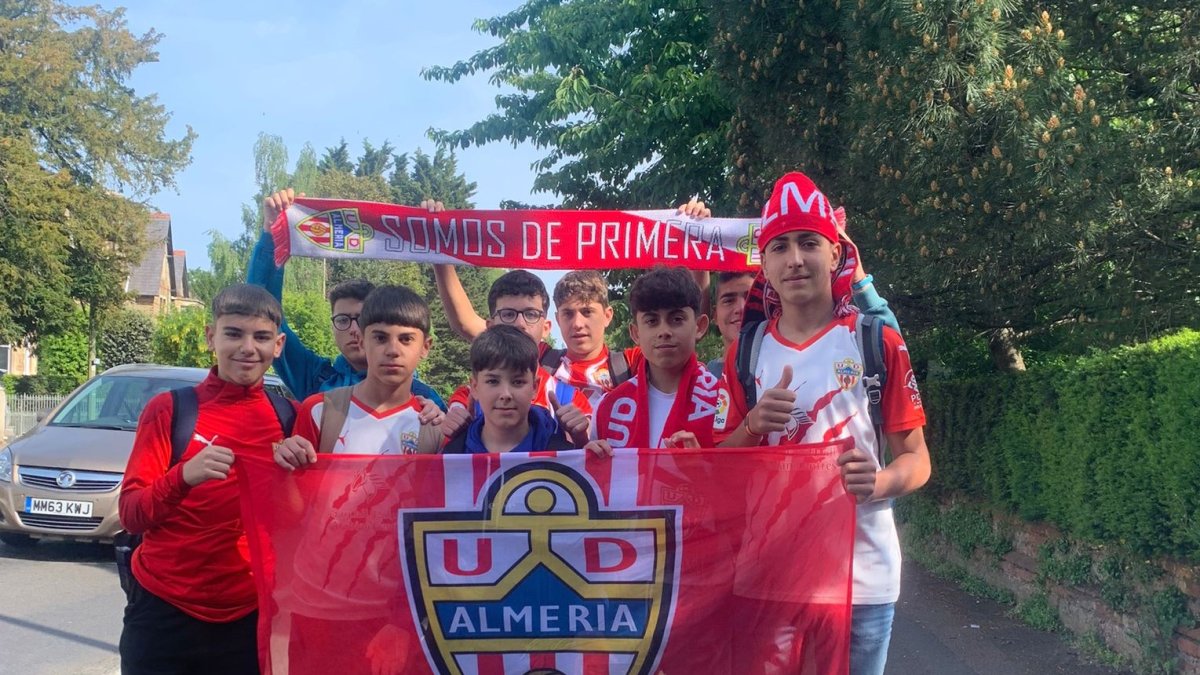 Los niños de la Villa de Gádor en Oxford animando a su Almería del alma.