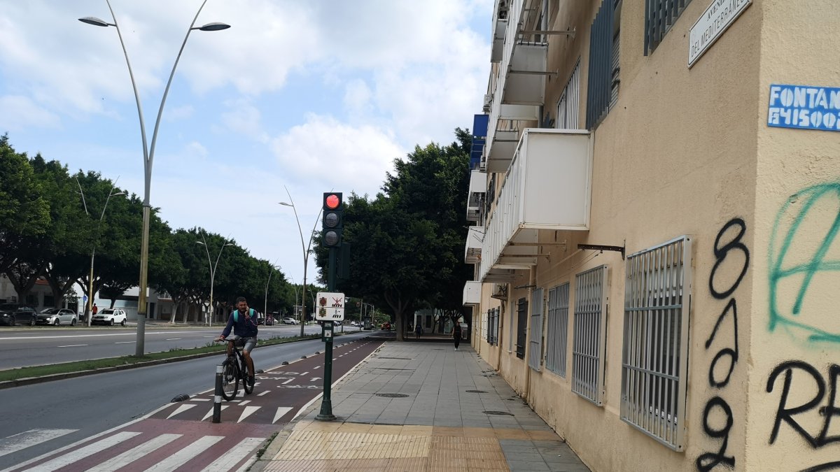 Uno de los puntos negros, en la confluencia de la Avenida del Mediterráneo con la calle Darrícal.