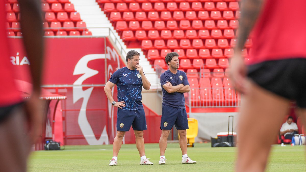 Xabi Gil y Rubi pendientes de los futbolistas en el entrenamiento.