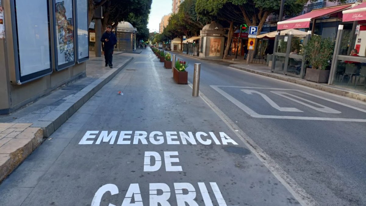 Carril de emergencia en el Paseo de Almería.