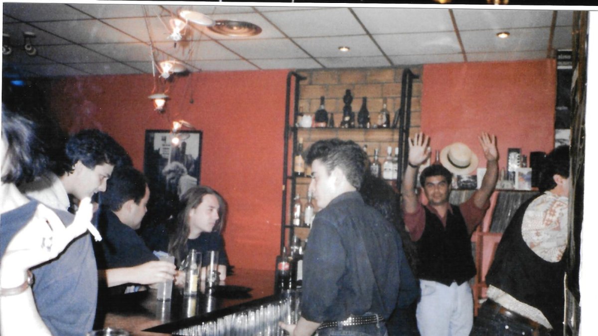 El Vértice en sus inicios, en 1991: al fondo Guillermo Chavarría, disk jokey levanta las manos, de negro, el camarero Manuel Manzano.