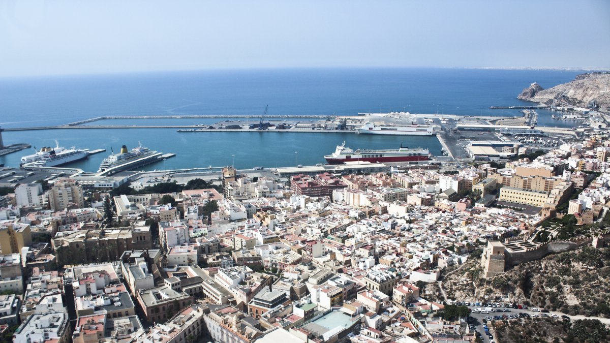 El casco viejo de Almería y la zona más cercana al puerto se incluyen en la zona de bajas emisiones de la capital.