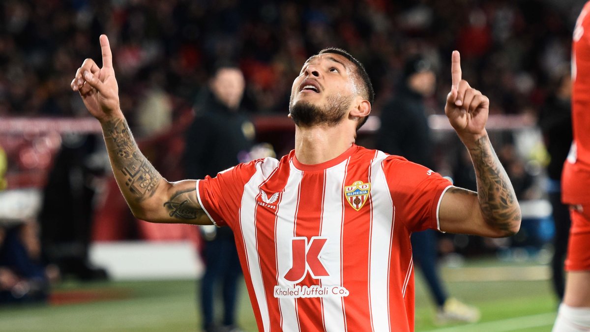 Un delantero con gol y de mucho compromiso.